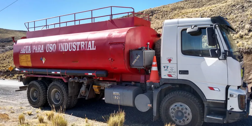 Camión de Cisterna de Agua para Llenar Piscina: ¡La solución rápida y fácil!