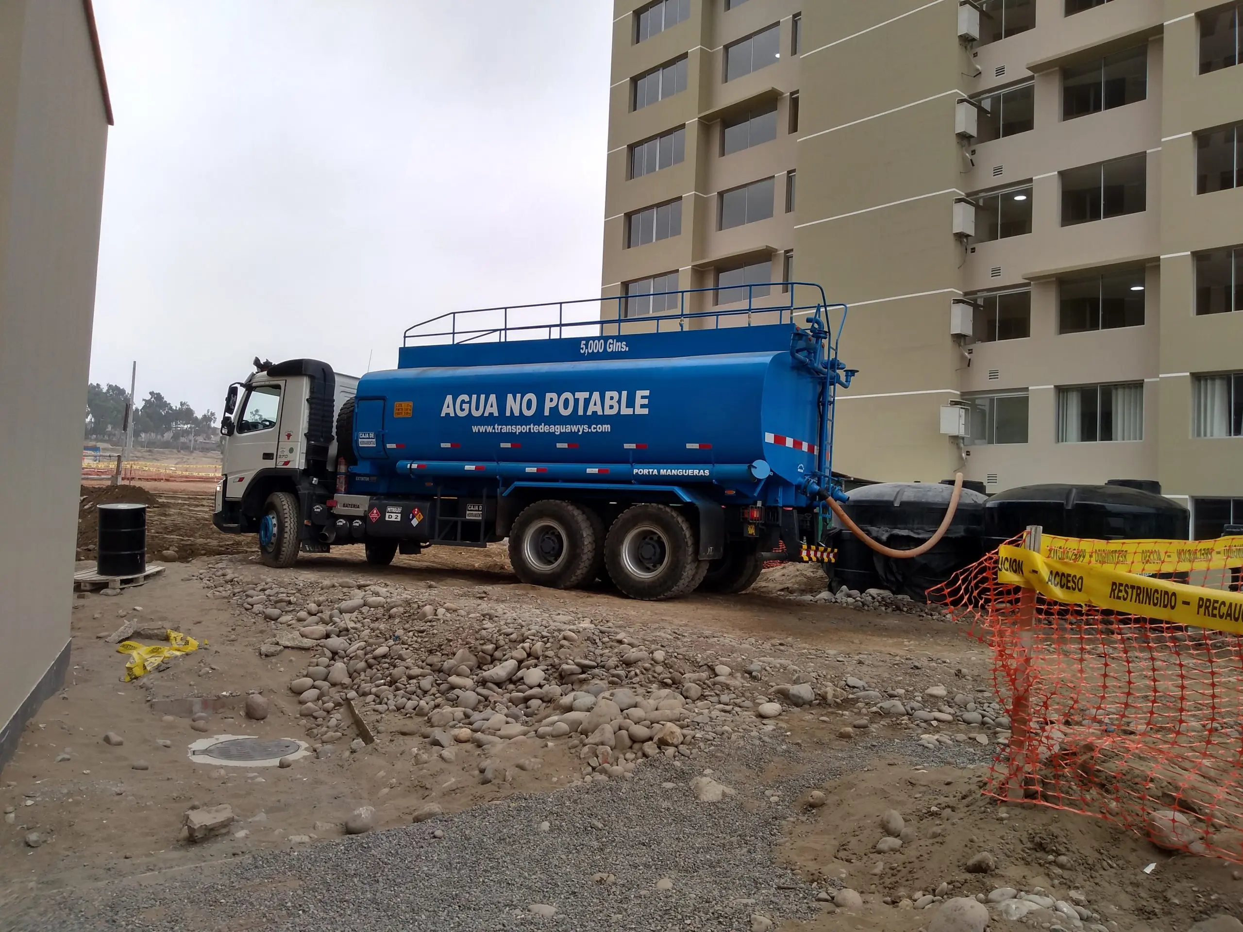 Cisterna de agua para limpieza de tanques